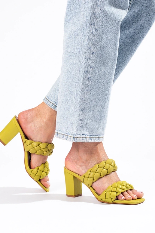 sandales tressées vertes sur le talon... sandales tressées vertes sur le talon...