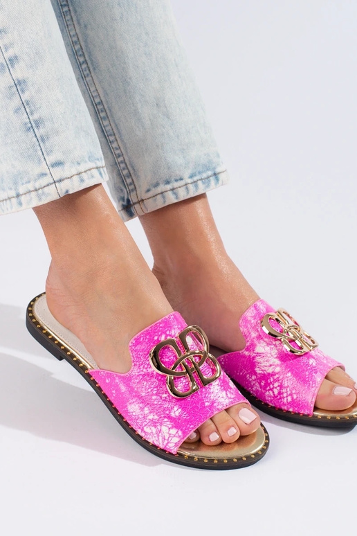 Chaussons roses avec détails dorés... Chaussons roses avec détails dorés...