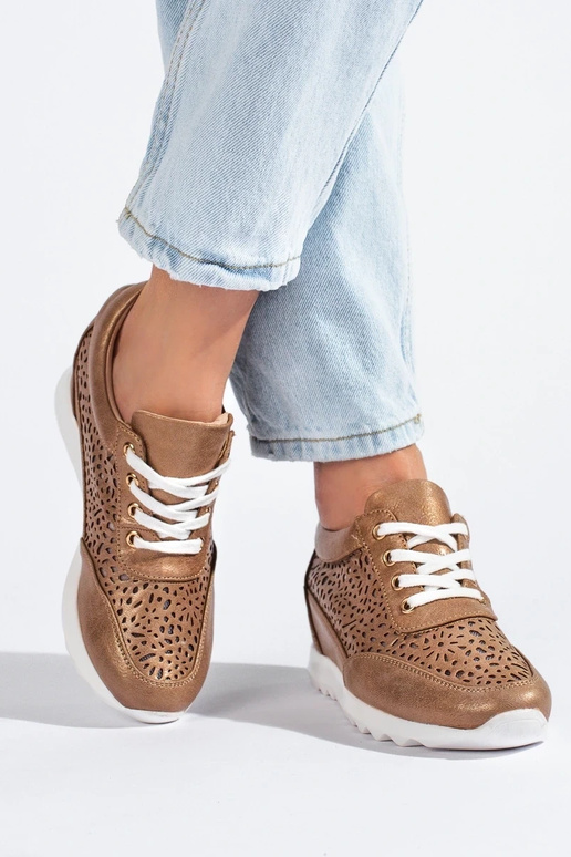 avec éléments ajourés Baskets modèle... avec éléments ajourés Baskets modèle...