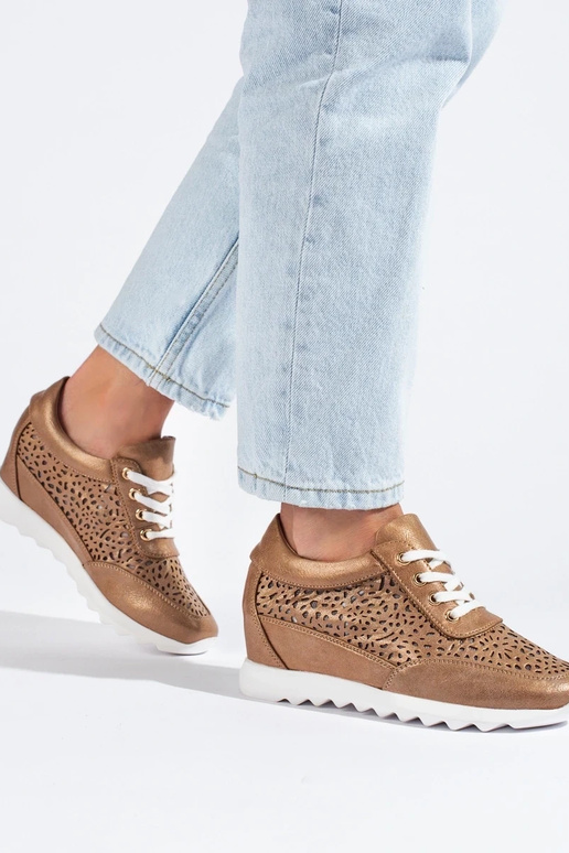 avec éléments ajourés Baskets modèle... avec éléments ajourés Baskets modèle...