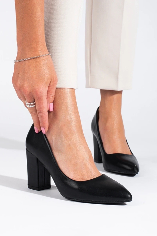 Talons hauts noirs au style élégant Talons hauts noirs au style élégant