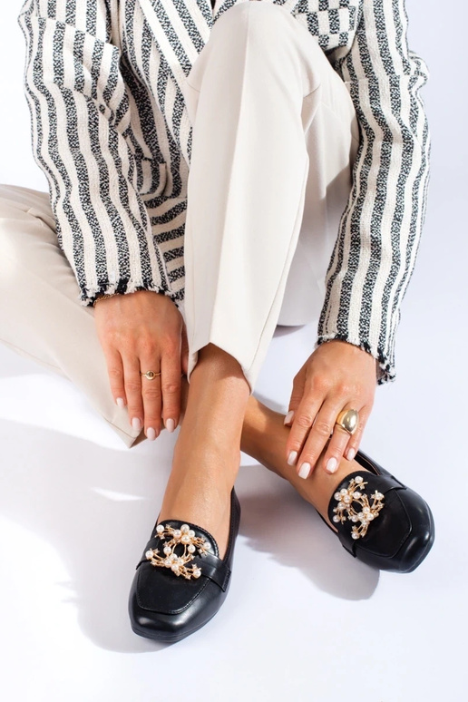 mocassins noirs avec détails dorés... mocassins noirs avec détails dorés...