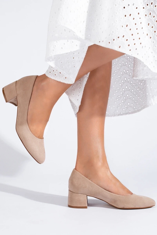 Talons bas classiques couleur sable... Talons bas classiques couleur sable...