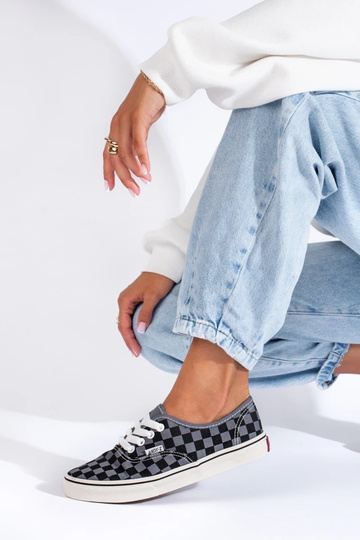 Chaussures noires et grises... 2