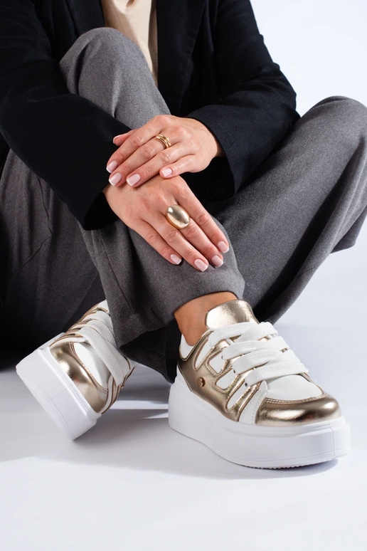 Chaussures modèle baskets à... Chaussures modèle baskets à...