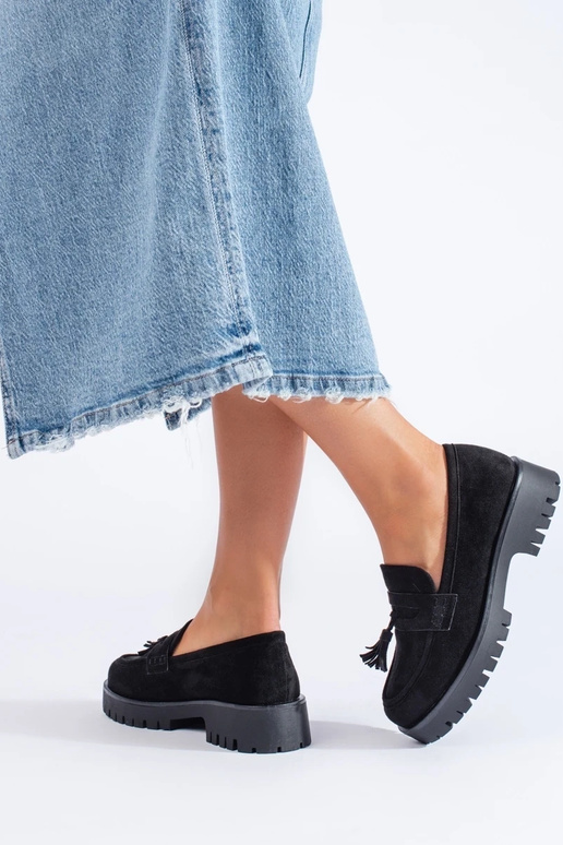 Mocassins en daim de couleur noire... Mocassins en daim de couleur noire...