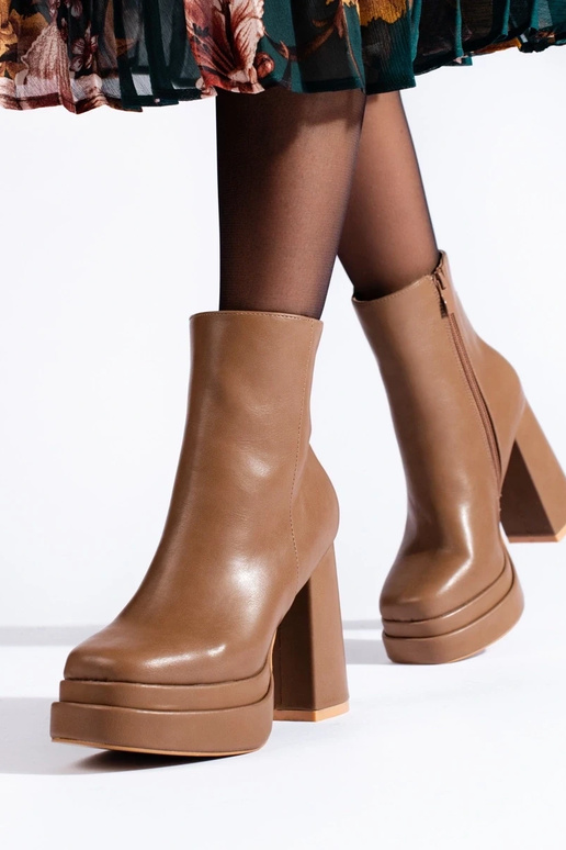 chaussures beiges à talons hauts