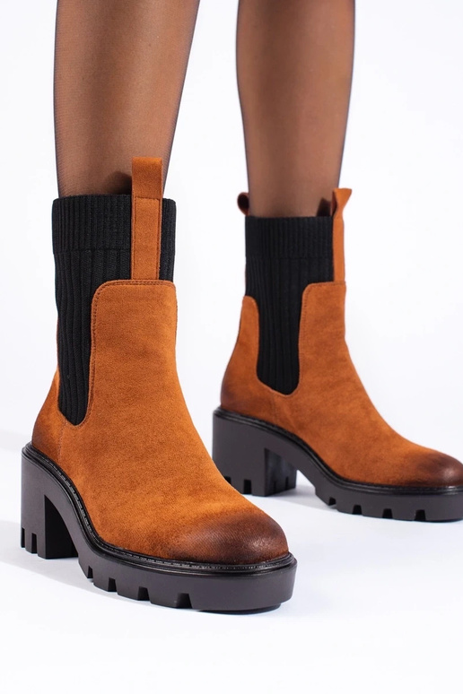 chaussures à boucle marron sur un... chaussures à boucle marron sur un...