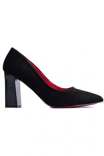 talons hauts noirs sur le...