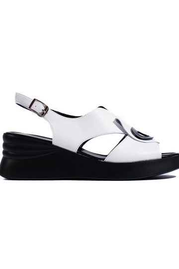 sandales de couleur blanche