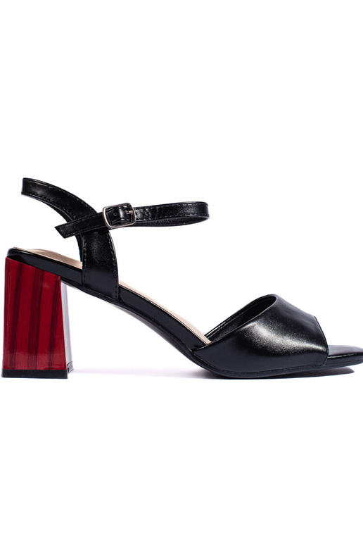 sandales de couleur noire sur le talon sandales de couleur noire sur le talon