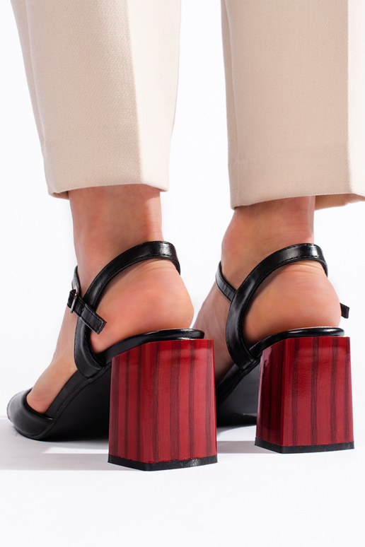 sandales de couleur noire sur le talon sandales de couleur noire sur le talon