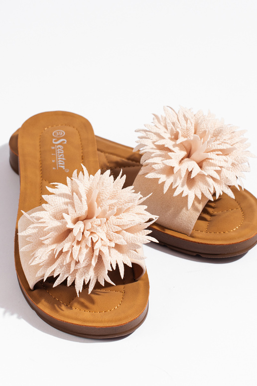 Chaussons femme beiges avec une fleur Chaussons femme beiges avec une fleur
