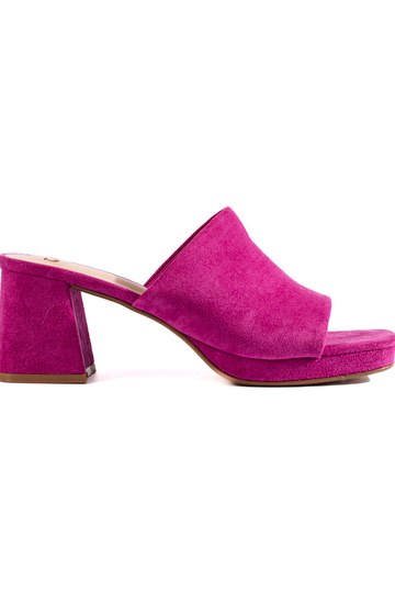 Chaussons en daim sur le talon