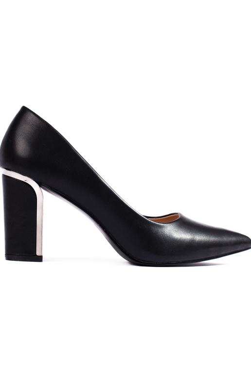 Chaussures noires à talons hauts sur...