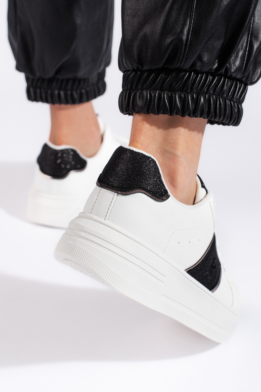 Chaussures modèle baskets blanches Chaussures modèle baskets blanches