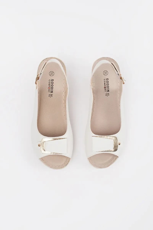 Sandales blanches à petit talon...