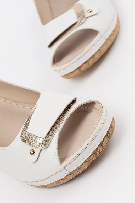 Sandales blanches à petit talon...