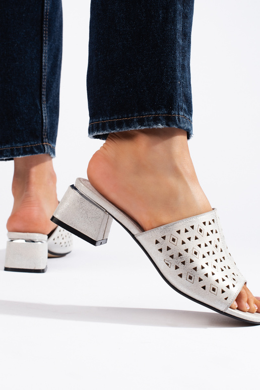 Chaussons argentés à éléments en...