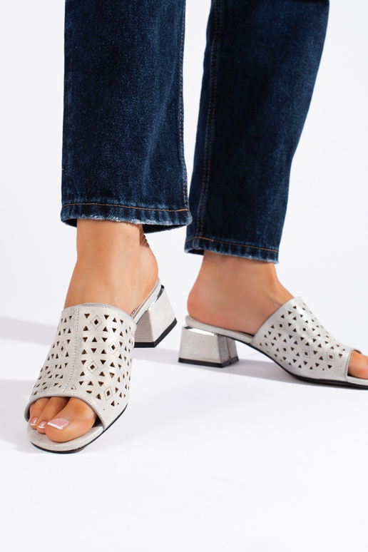 Chaussons argentés à éléments en...