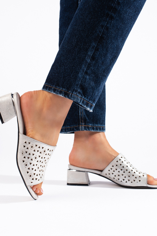 Chaussons argentés à éléments en...