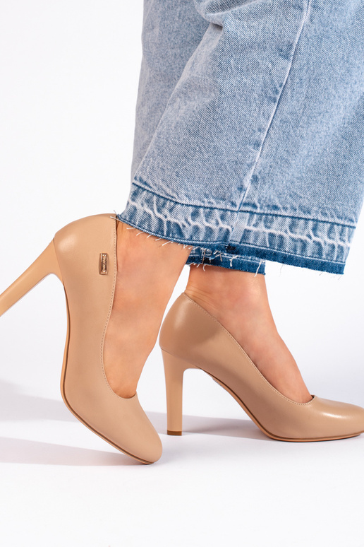 Les talons hauts beiges classiques de...