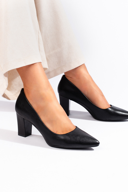 talons hauts noirs sur le talon par... talons hauts noirs sur le talon par...