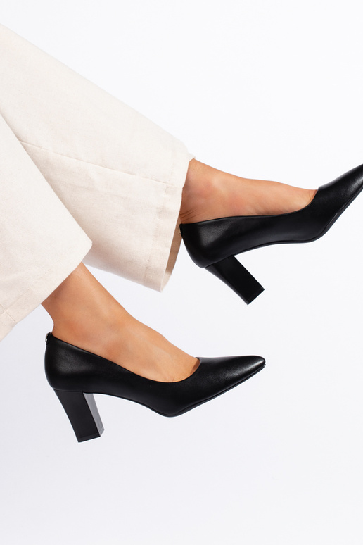 talons hauts noirs sur le talon par... talons hauts noirs sur le talon par...