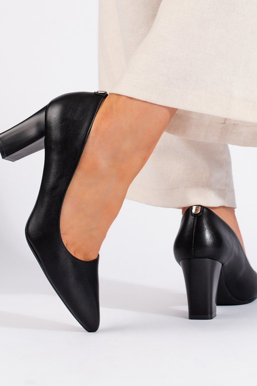 talons hauts noirs sur le talon par... talons hauts noirs sur le talon par...