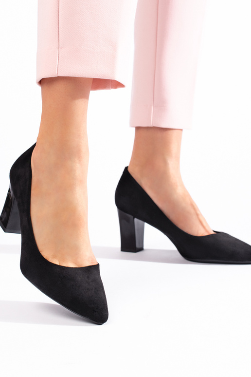 talons hauts noirs sur le talon par... talons hauts noirs sur le talon par...