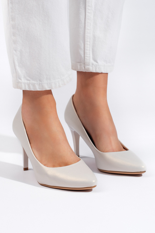 talons hauts blancs avec un talon fin...