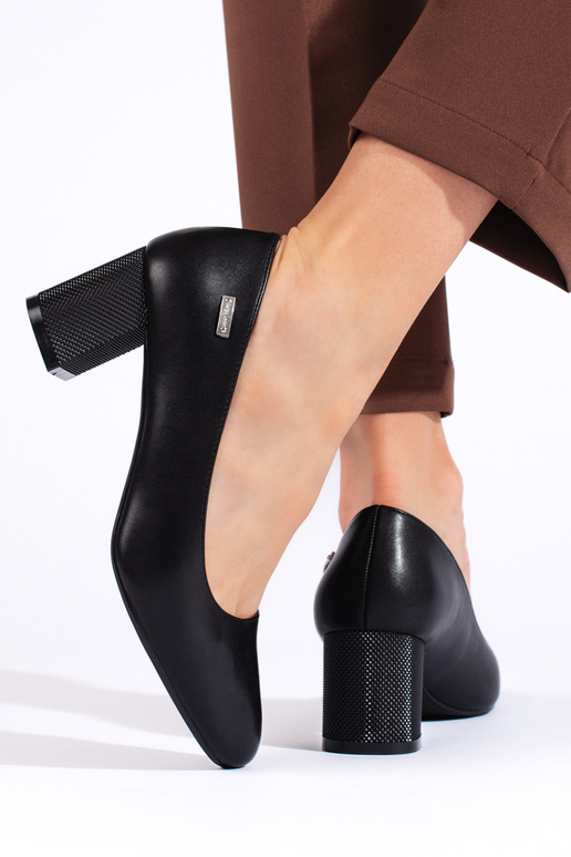 talons hauts noirs sur le talon par...