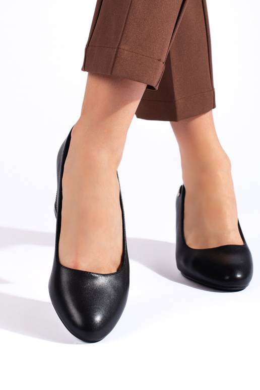 talons hauts noirs sur le talon par...