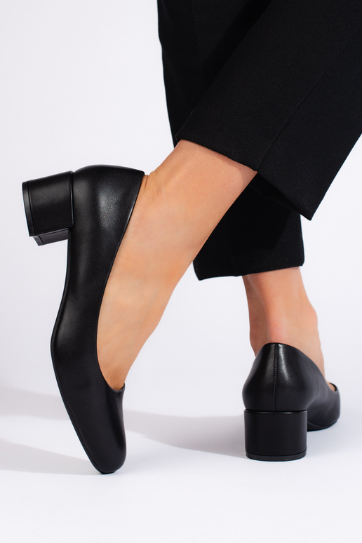 Talons hauts noirs de style élégant... Talons hauts noirs de style élégant...