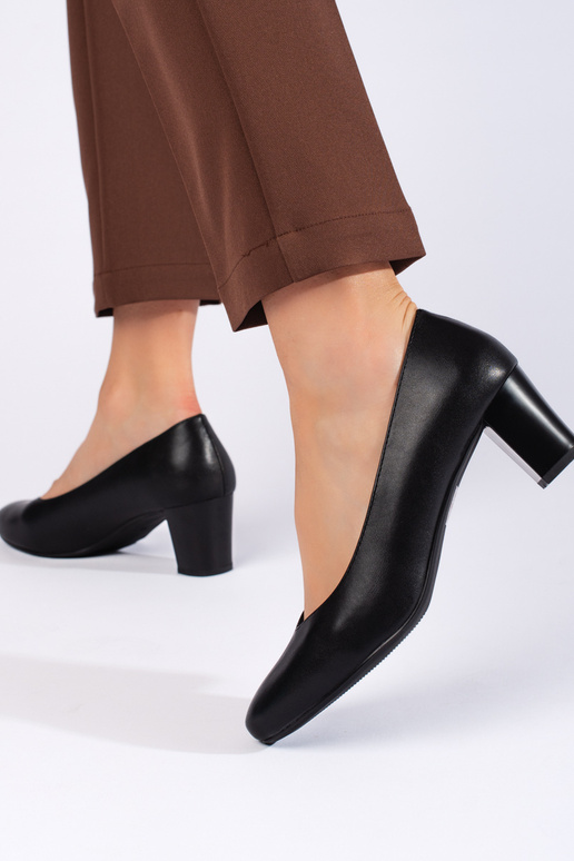 Talons hauts noirs de style élégant Talons hauts noirs de style élégant