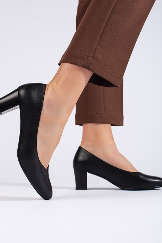 Talons hauts noirs de style élégant Talons hauts noirs de style élégant