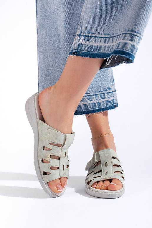 Les chaussons sont de couleur grise