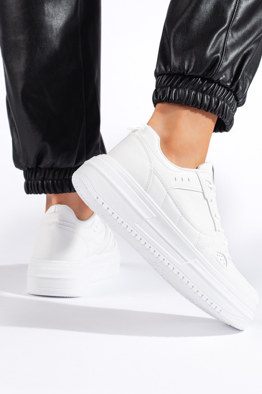 Chaussures modèle baskets blanches Chaussures modèle baskets blanches