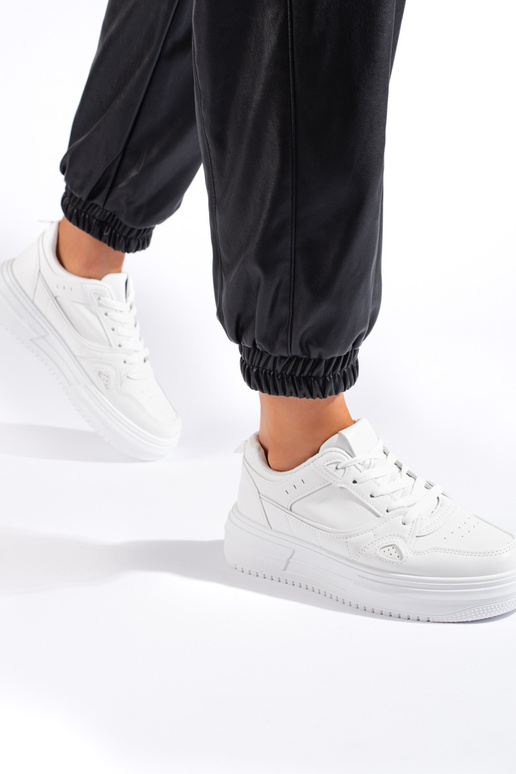 Chaussures modèle baskets blanches Chaussures modèle baskets blanches