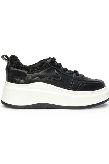 Chaussures modèle Sneakers...