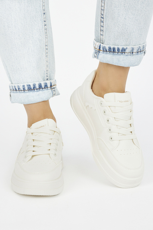 Chaussures modèle baskets beiges