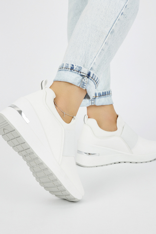 Chaussures modèle baskets blanches...