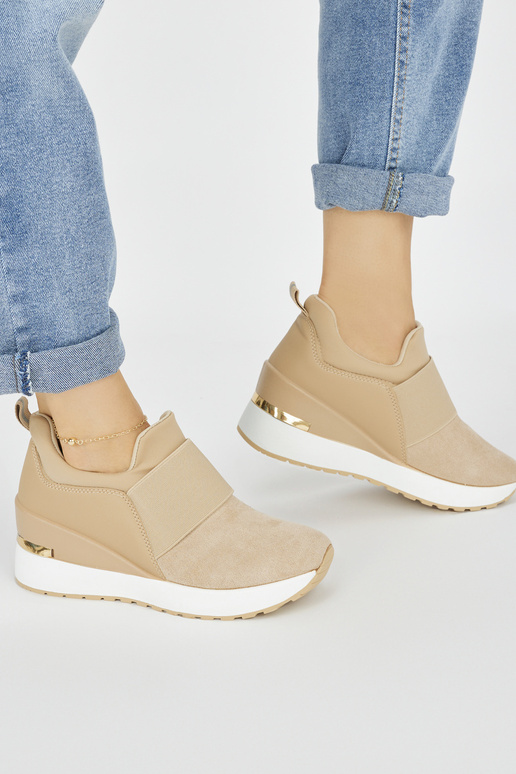 Chaussures modèle baskets en daim... Chaussures modèle baskets en daim...