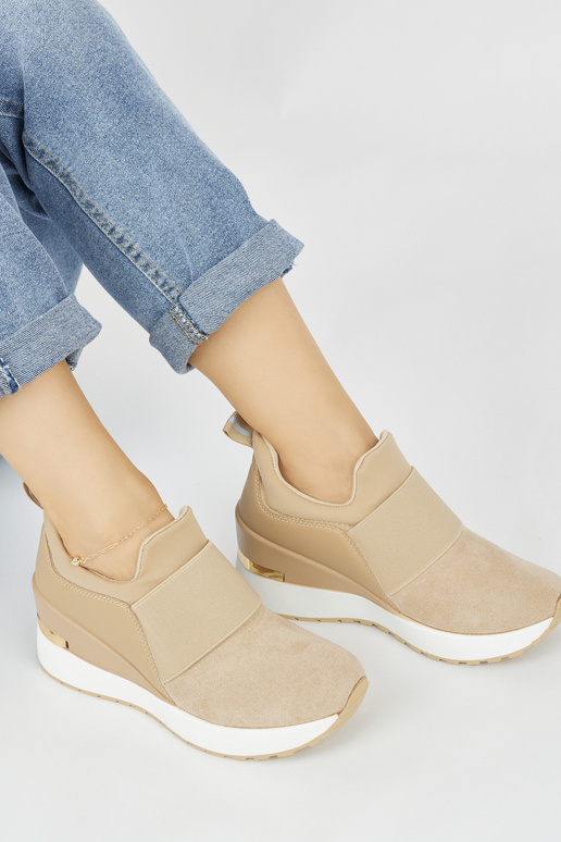 Chaussures modèle baskets en daim... Chaussures modèle baskets en daim...