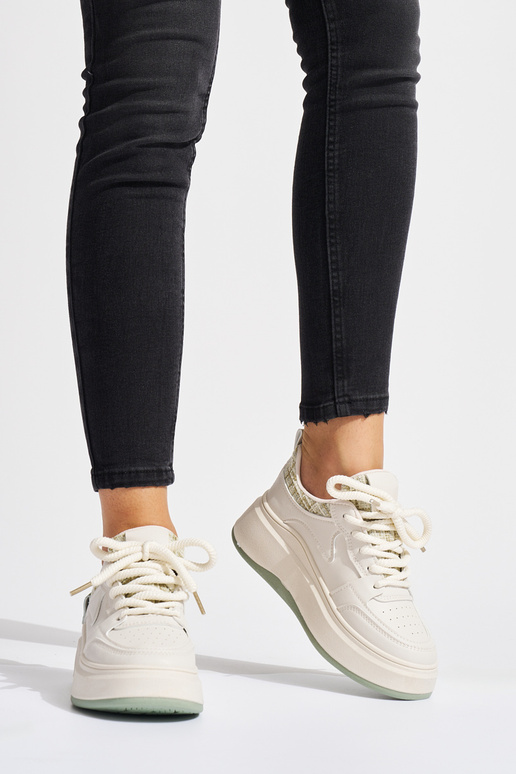 Chaussures modèle Sneakers noires...