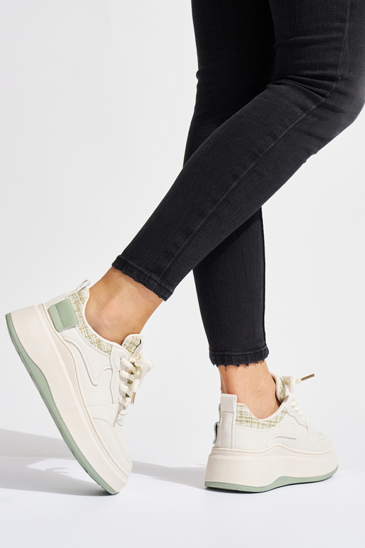 Chaussures modèle Sneakers noires...