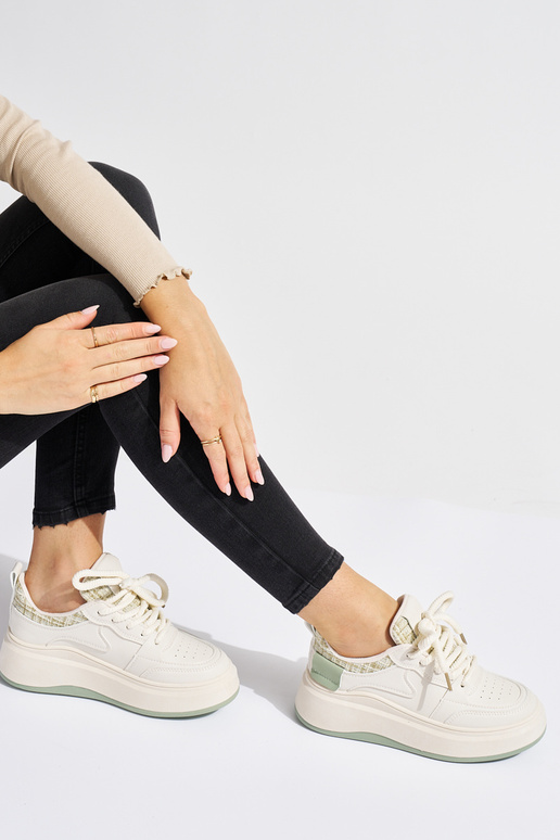 Chaussures modèle Sneakers noires...