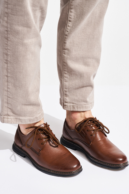 les chaussures des hommes sont attachées