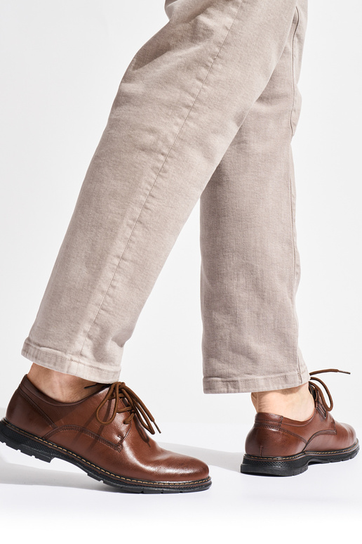 les chaussures des hommes sont attachées