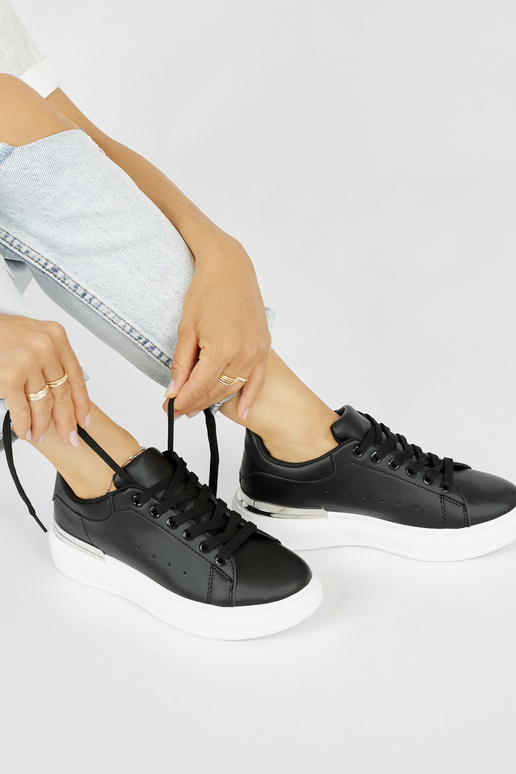 Baskets femme modèle classique noires...